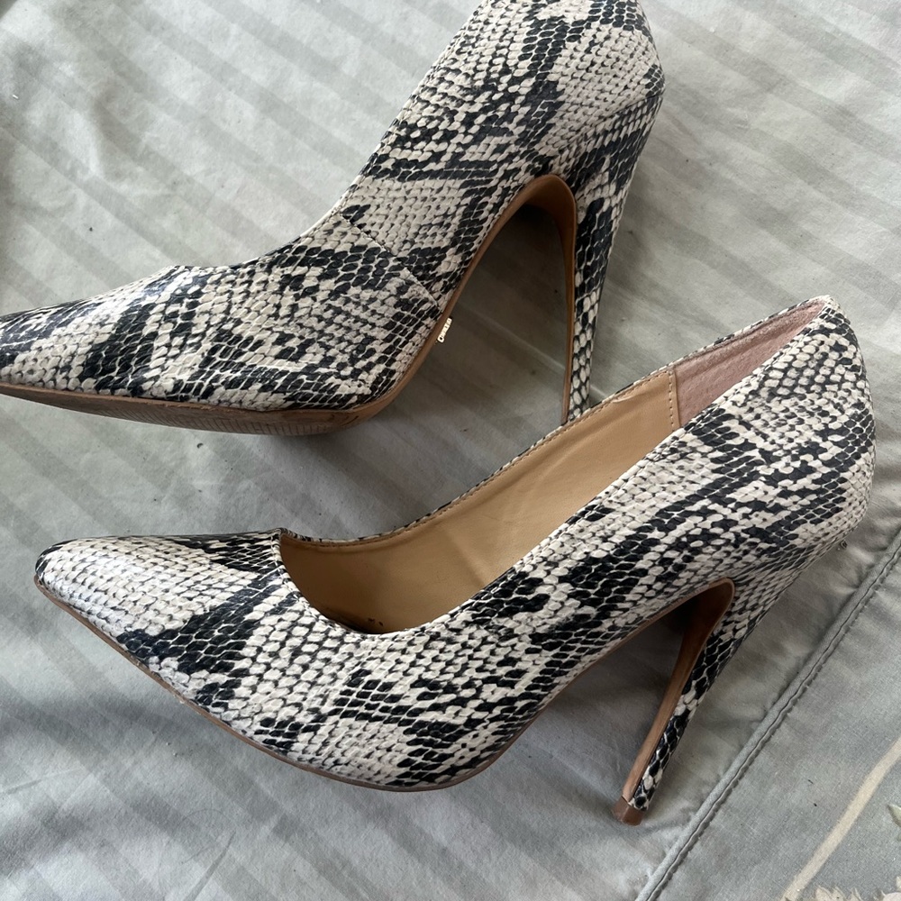 Elegant Snakeskin Patterned Women's Heels - Picture 4 of 5